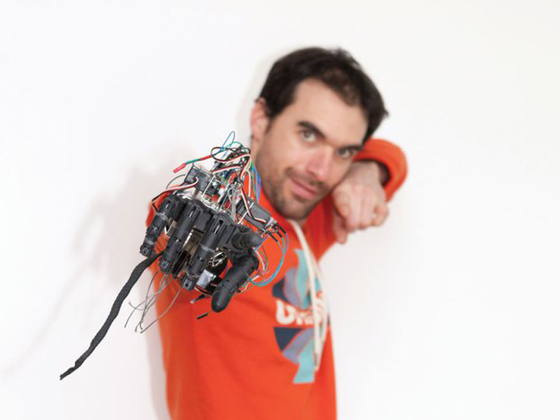 A 3D-printed hand, with other assistance equipments, costs only $250